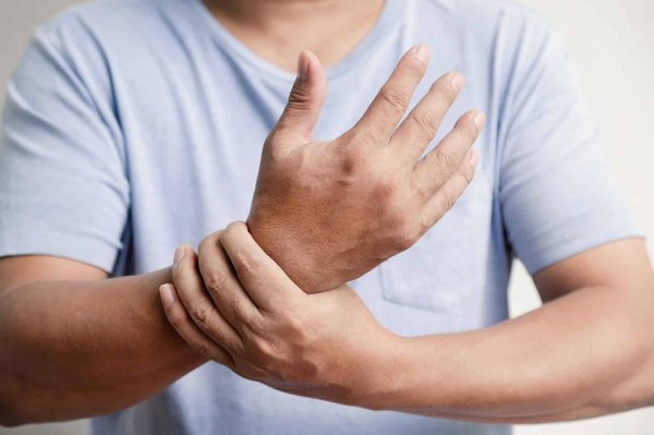 Fourmillements dans les jambes et bras : Causes et remèdes